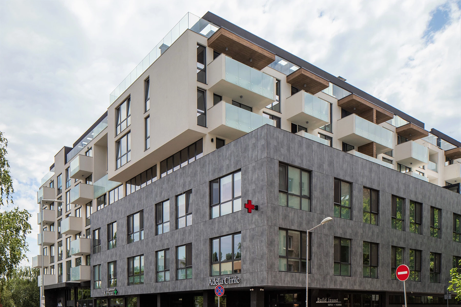 Adella Residence в София с жилищна и медицинска част на комплекса