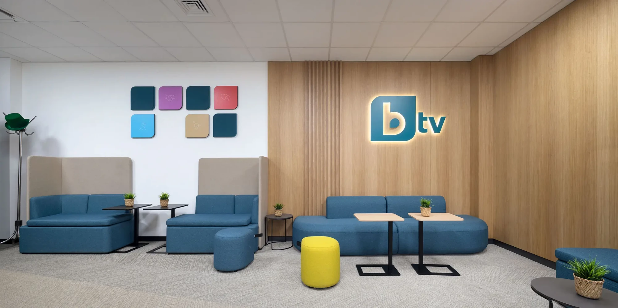 Мека мебел и брандирана стена в лобито на bTV
