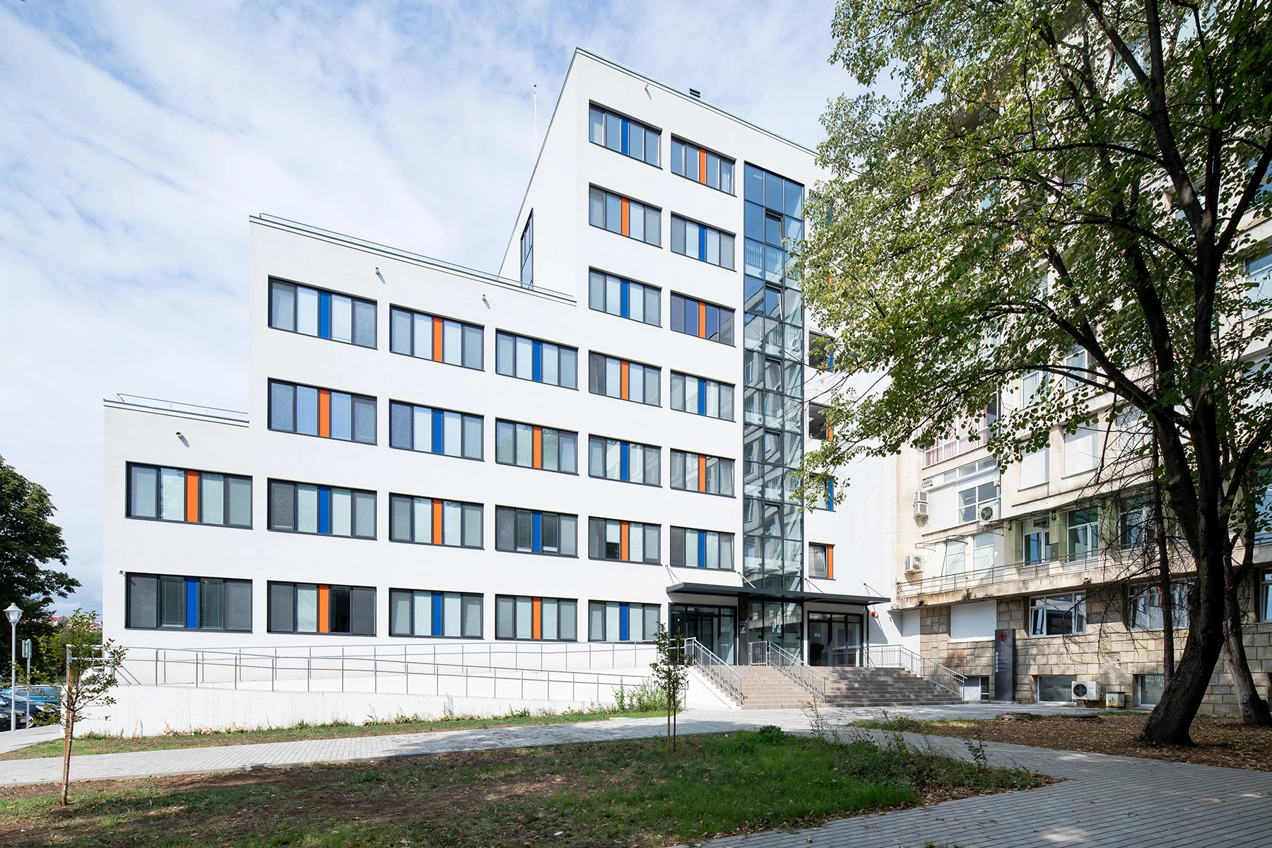 New wing of Dr. Stefan Cherkezov Hospital in Veliko Tarnovo with white facade and colored accents