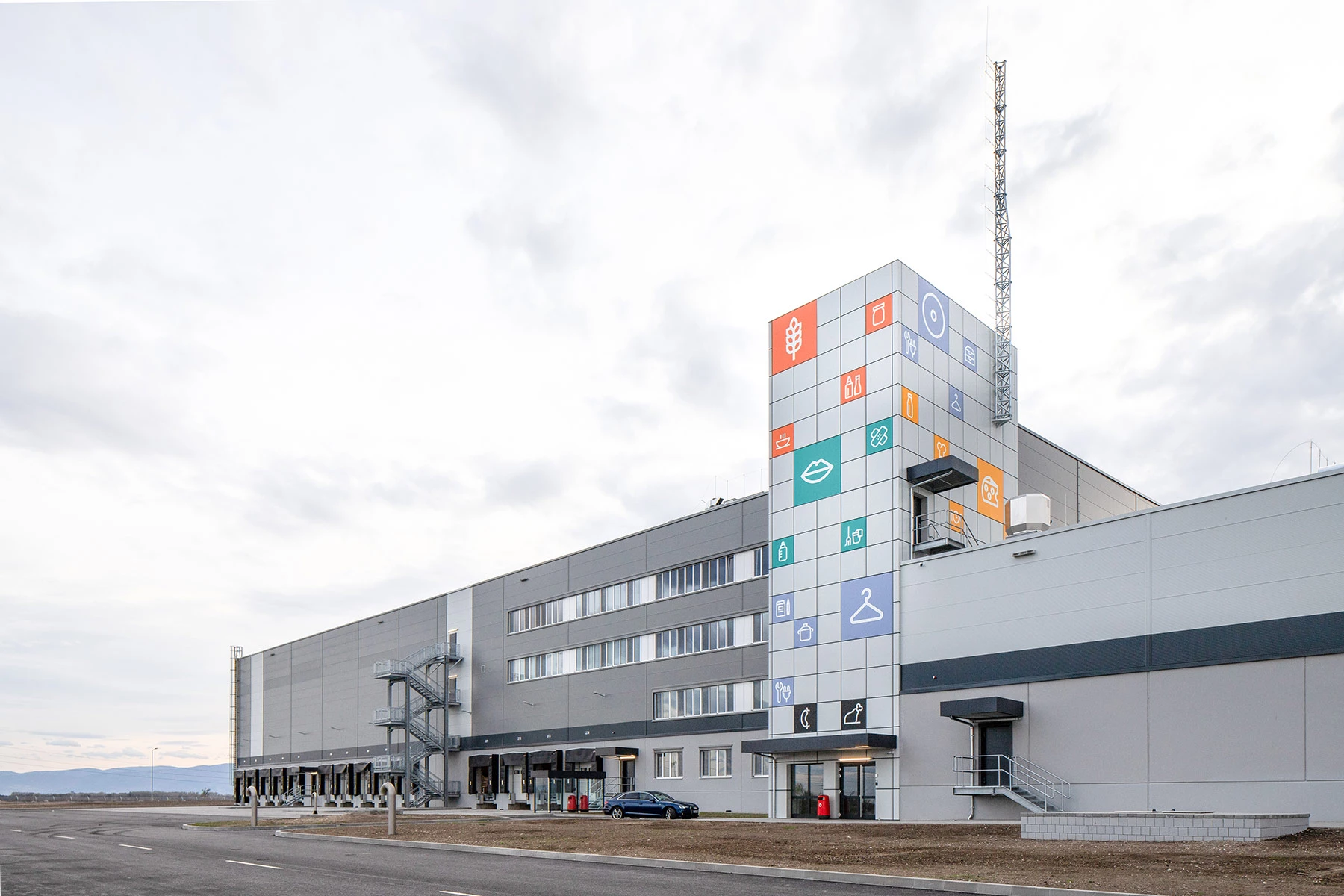 Логистична база Kaufland в Стряма с административна част и складови сгради