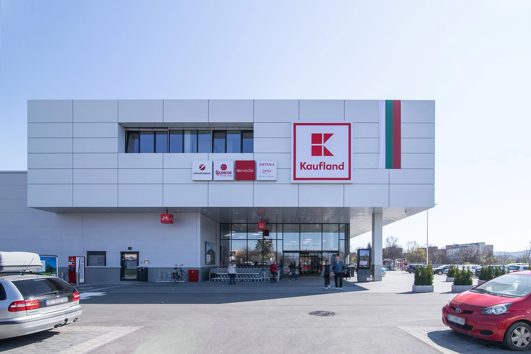 Супермаркет Kaufland във Велико Търново с двуетажен обем и остъклена входна фасада