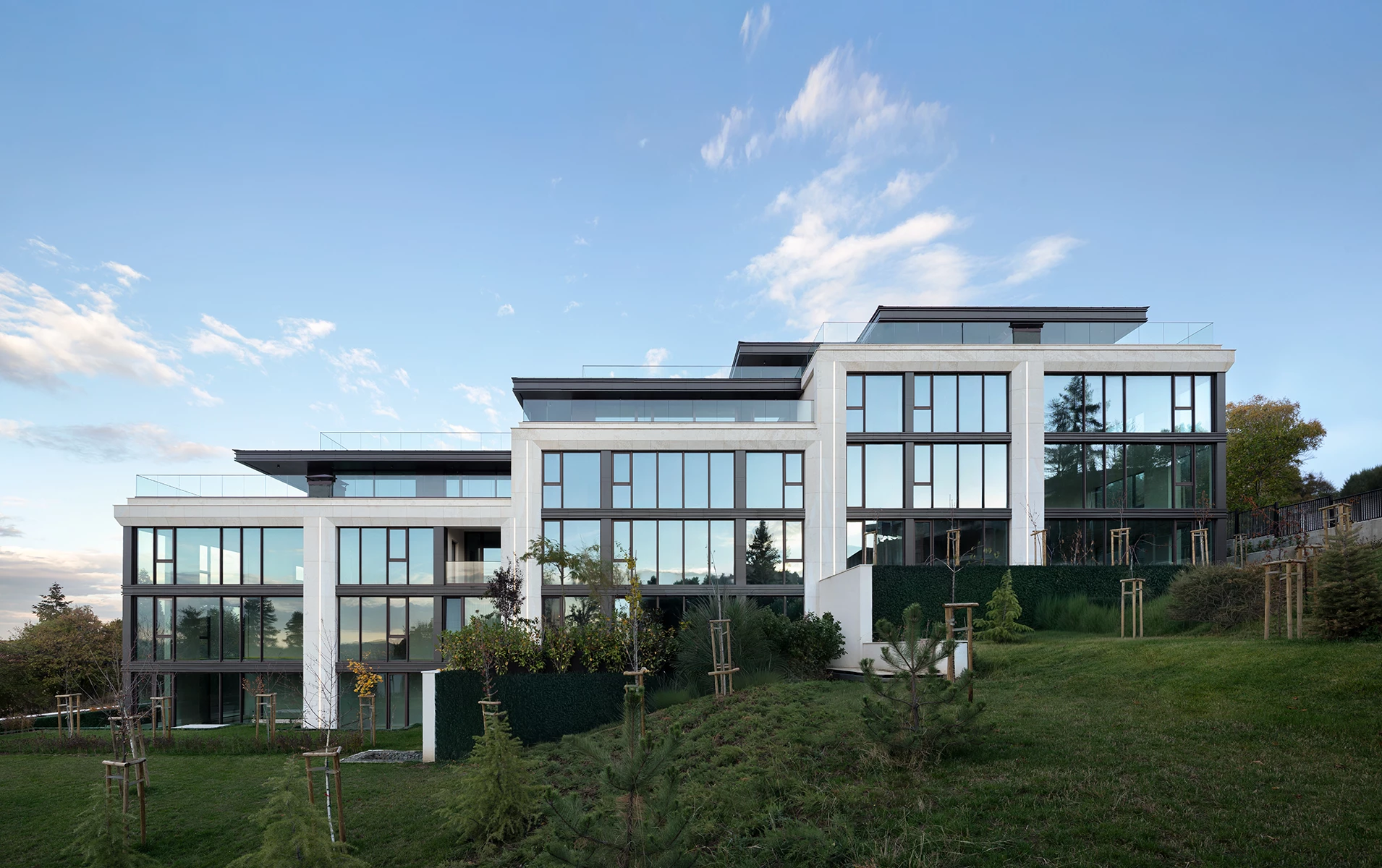 M Residence в Бояна с терасовидни обеми, остъклени фасади и озеленен терен