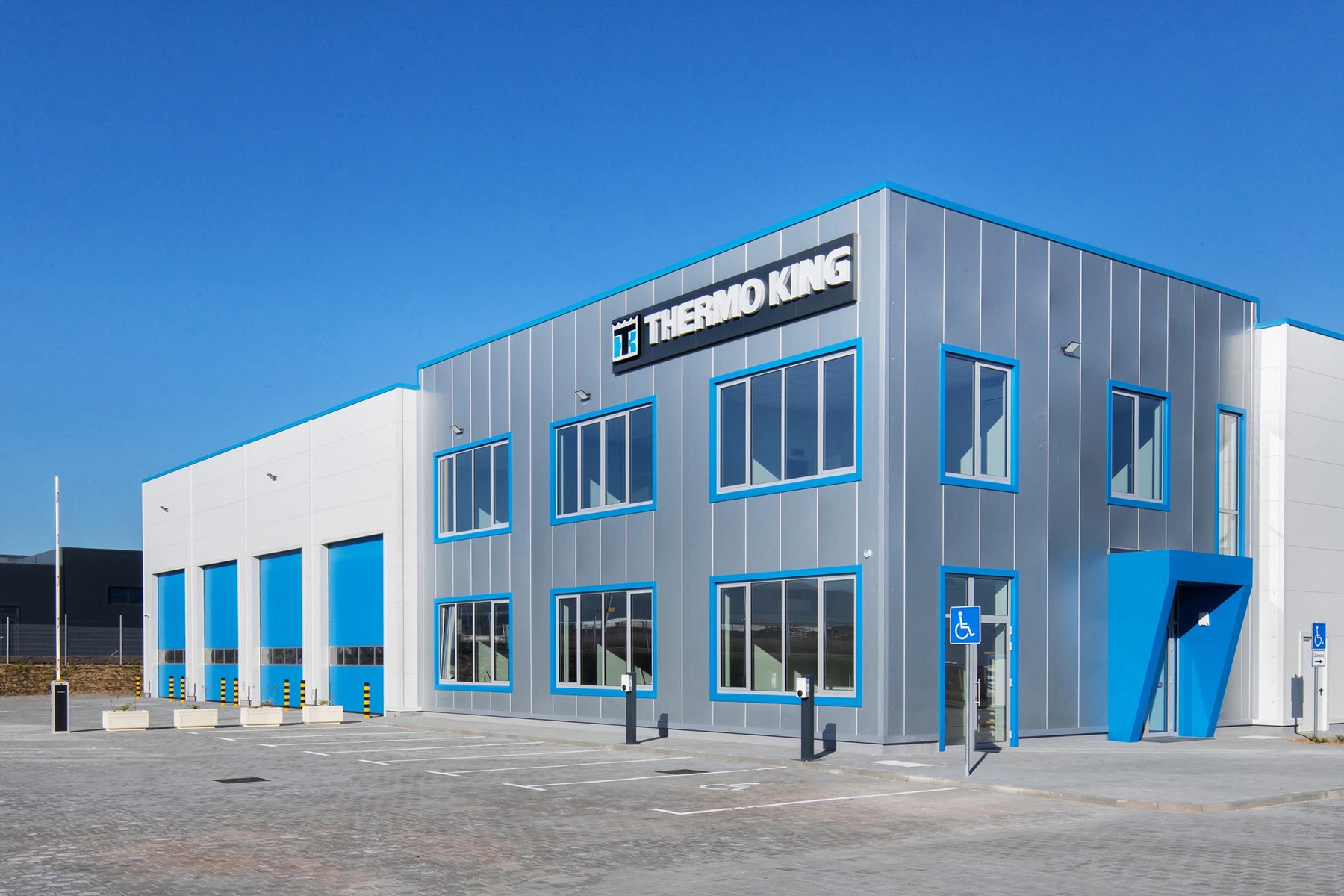 Логистична и складова база Thermo King в Божурище с административна и сервизна част