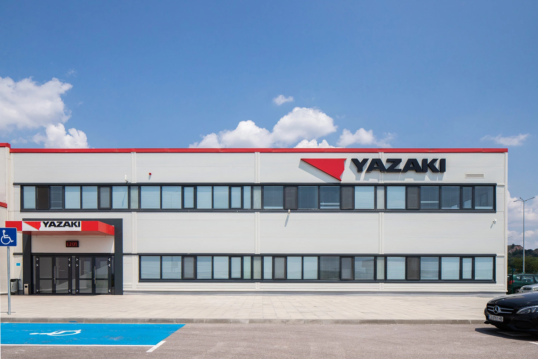 Производствена база Yazaki в Крепост с административна фасада и фирмено лого
