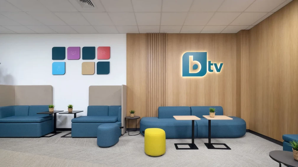 Мека мебел и брандирана стена в лобито на bTV