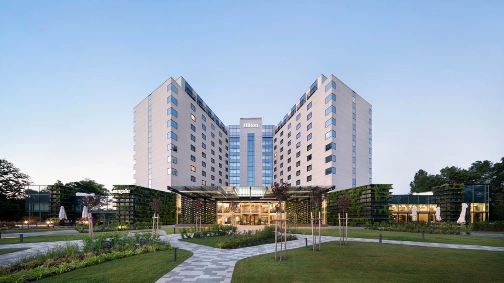 Общ изглед към реновирания Hilton Sofia и парковата среда пред хотела