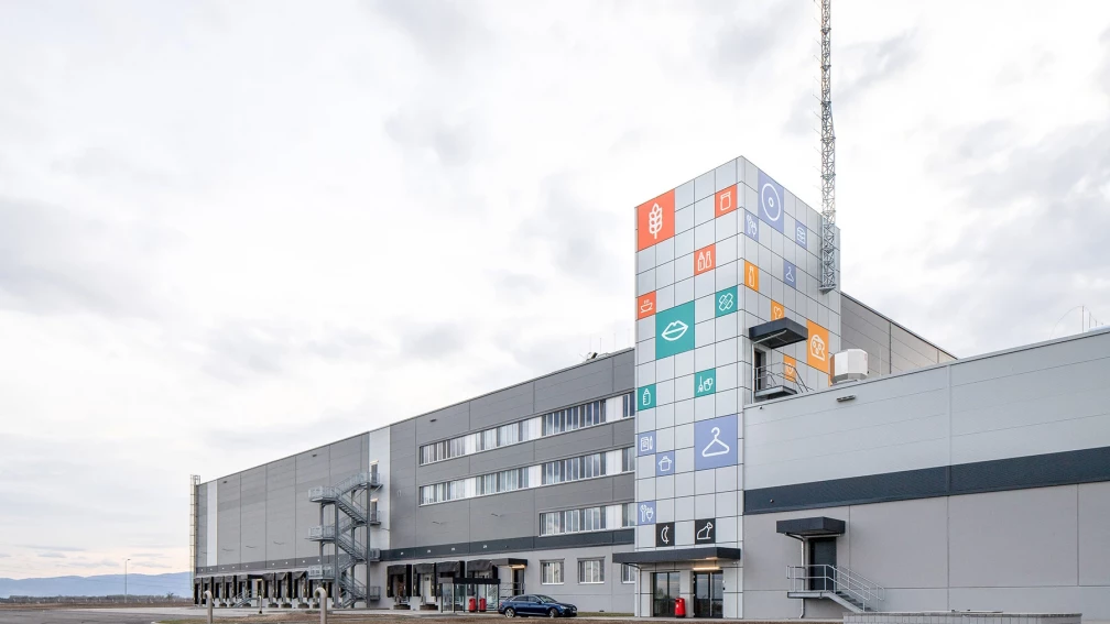 Логистична база Kaufland в Стряма с административна част и складови сгради