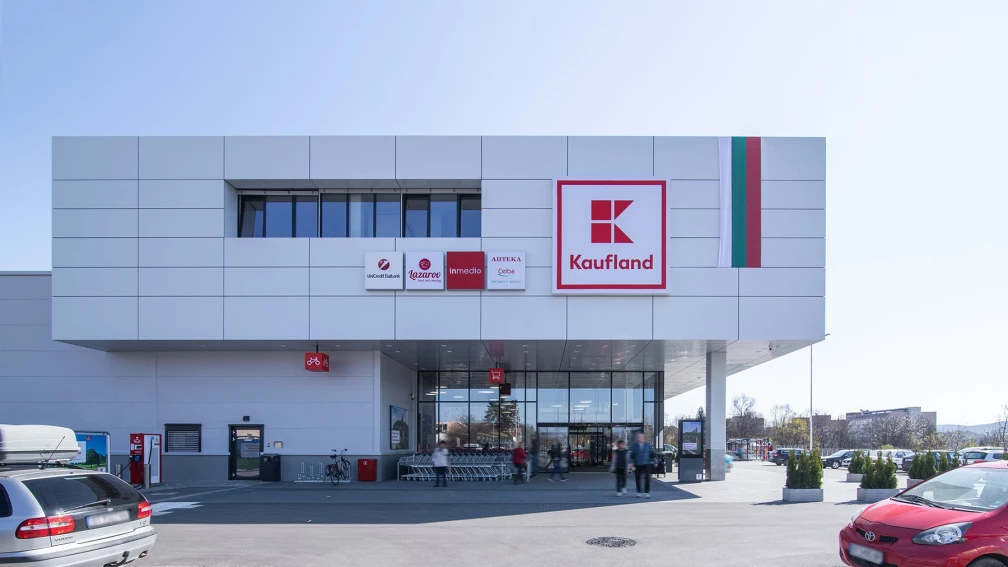 Супермаркет Kaufland във Велико Търново с двуетажен обем и остъклена входна фасада