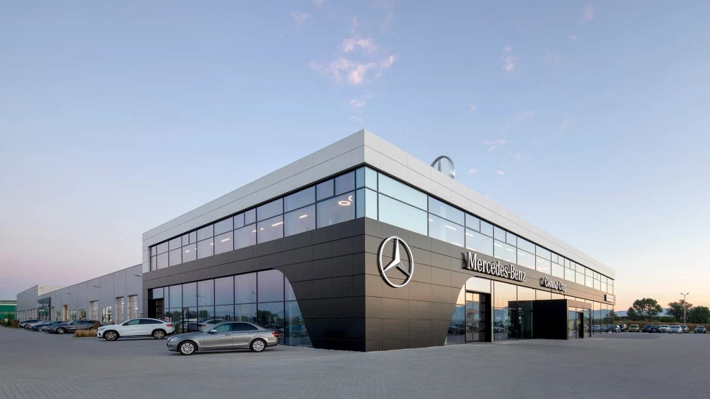 Шоурум Silver Star в София – ъглов изглед към остъклената фасада и логото на Mercedes-Benz