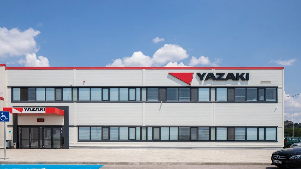 Производствена база Yazaki в Крепост с административна фасада и фирмено лого