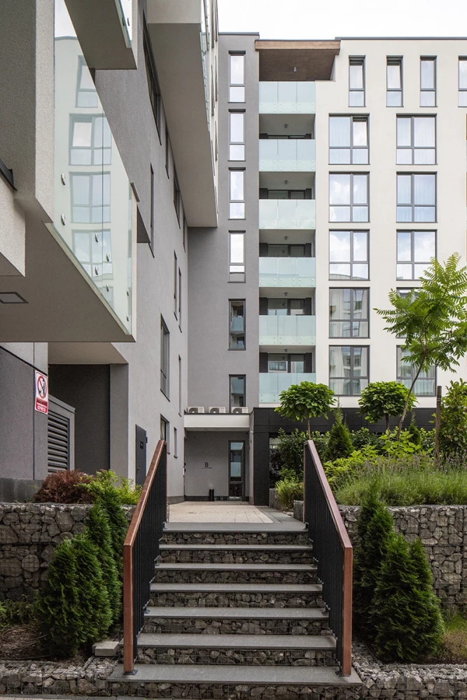 Озеленен вътрешен двор на Adella Residence между двете сгради