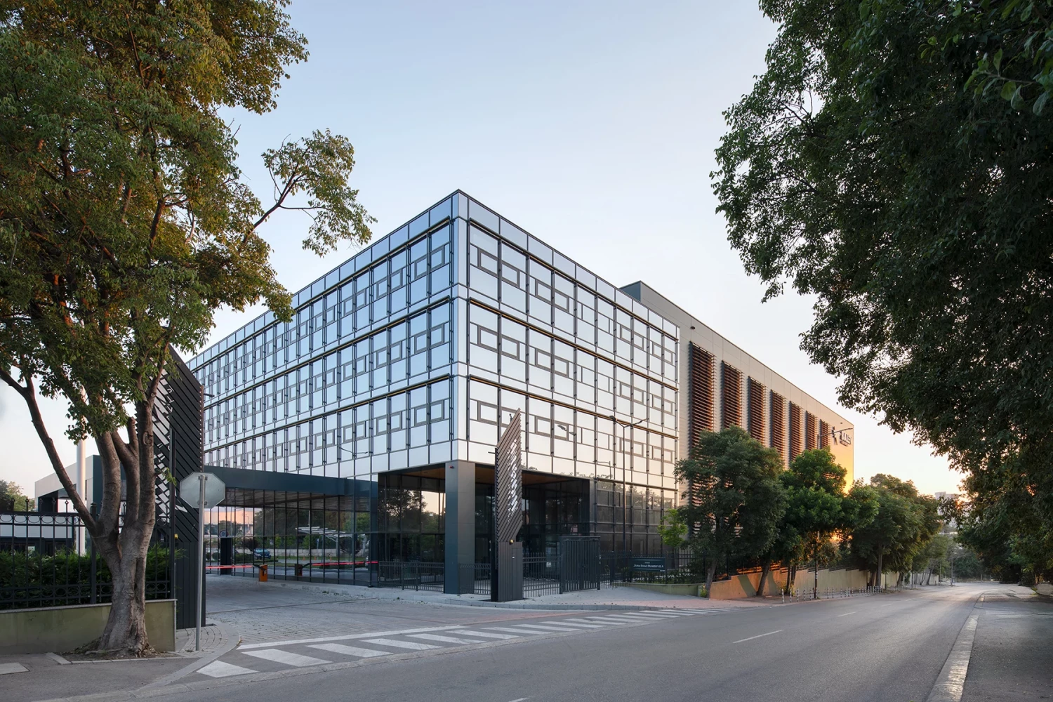 Glazed administrative building of the AREON complex in Varna