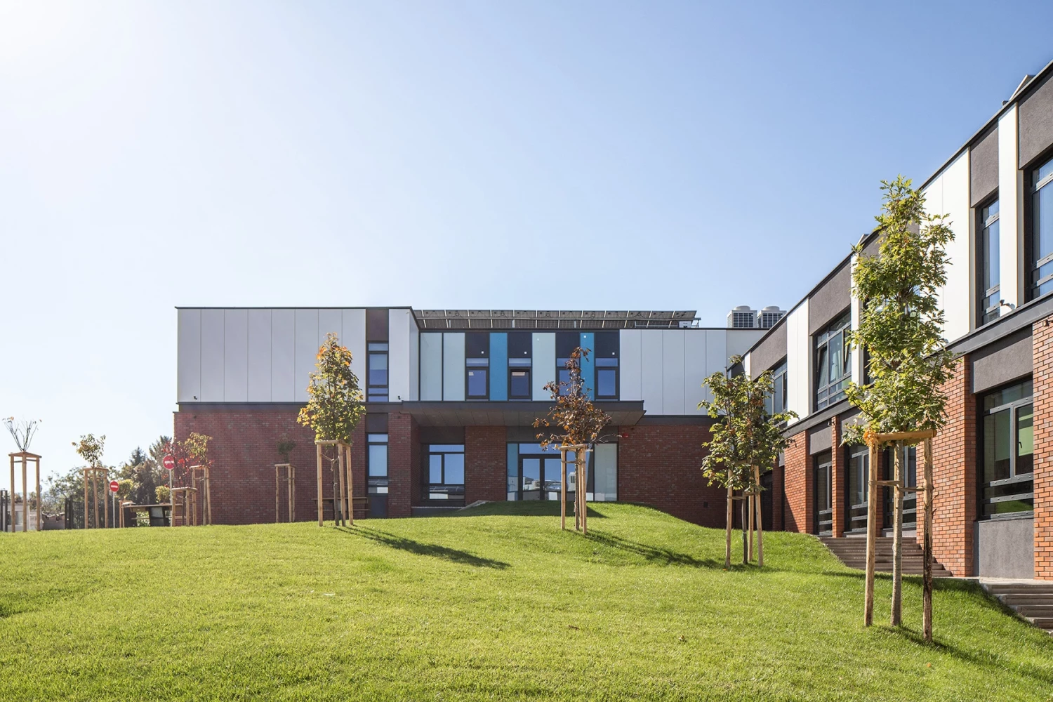 Озеленен училищен двор между сградите на BRITANICA Park School