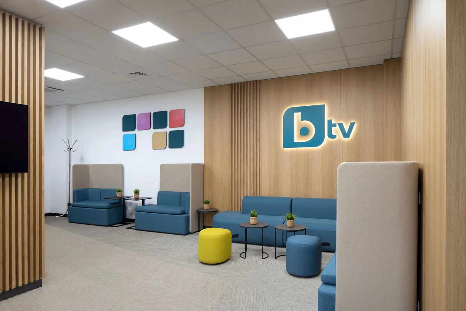 Зона за изчакване с логото на bTV в офис интериора
