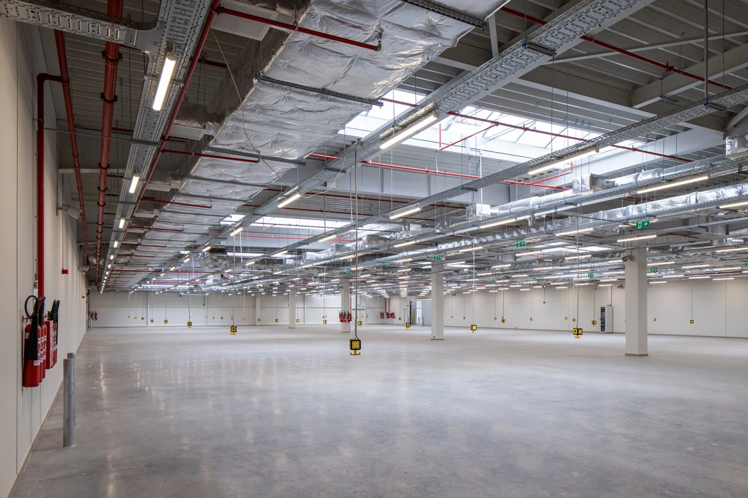 Production hall at the IPS complex in Kardzhali with exposed building services