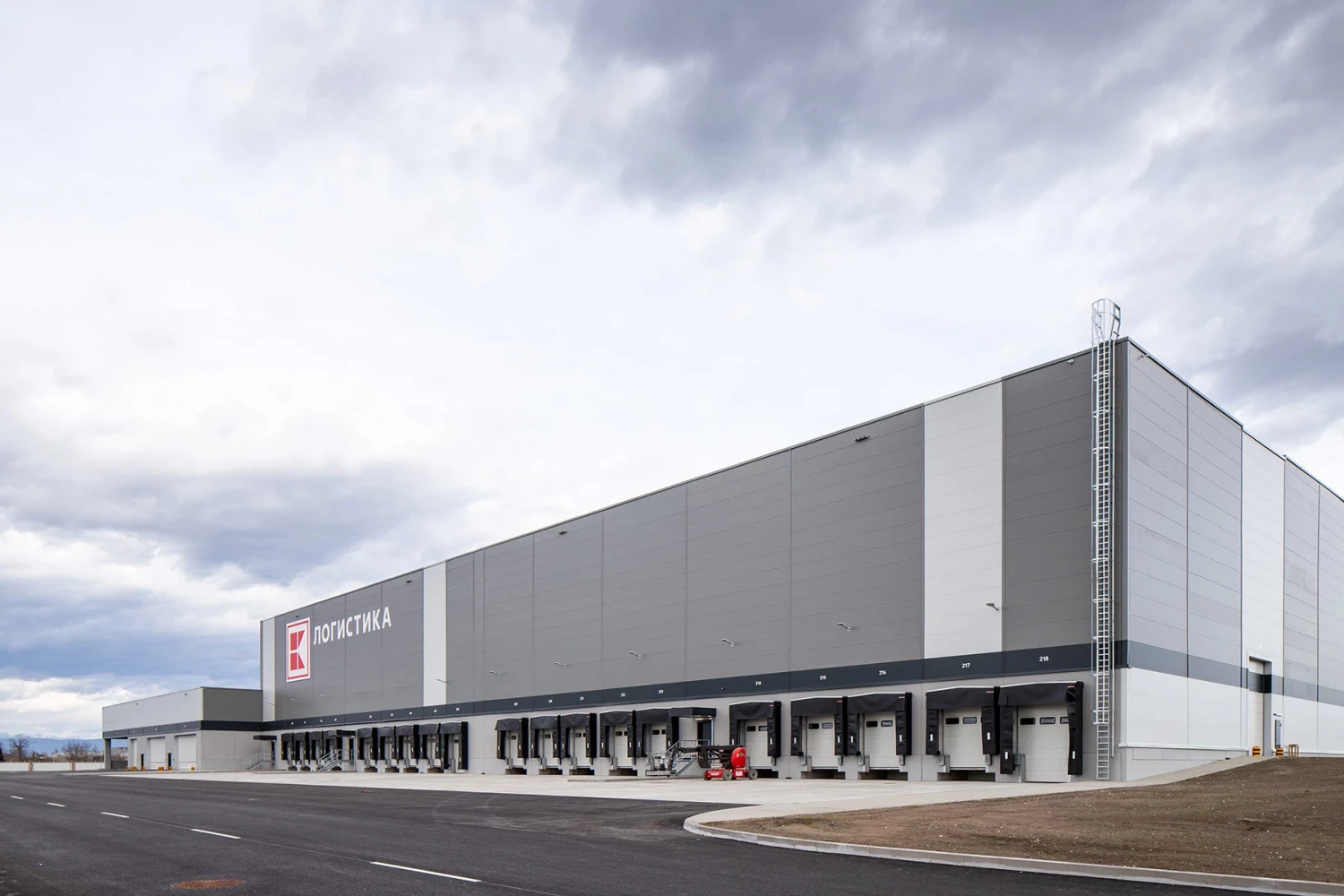 Складова сграда на Kaufland Logistics Base с товаро-разтоварни рампи