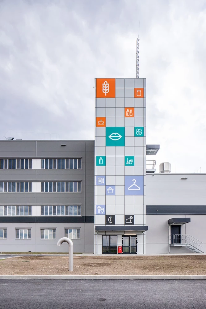 Административна сграда на Kaufland Logistics Base с цветни фасадни акценти