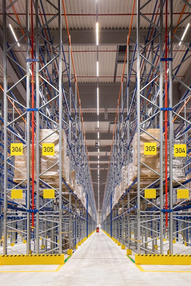 Интериор на високостелажен склад в Kaufland Logistics Base