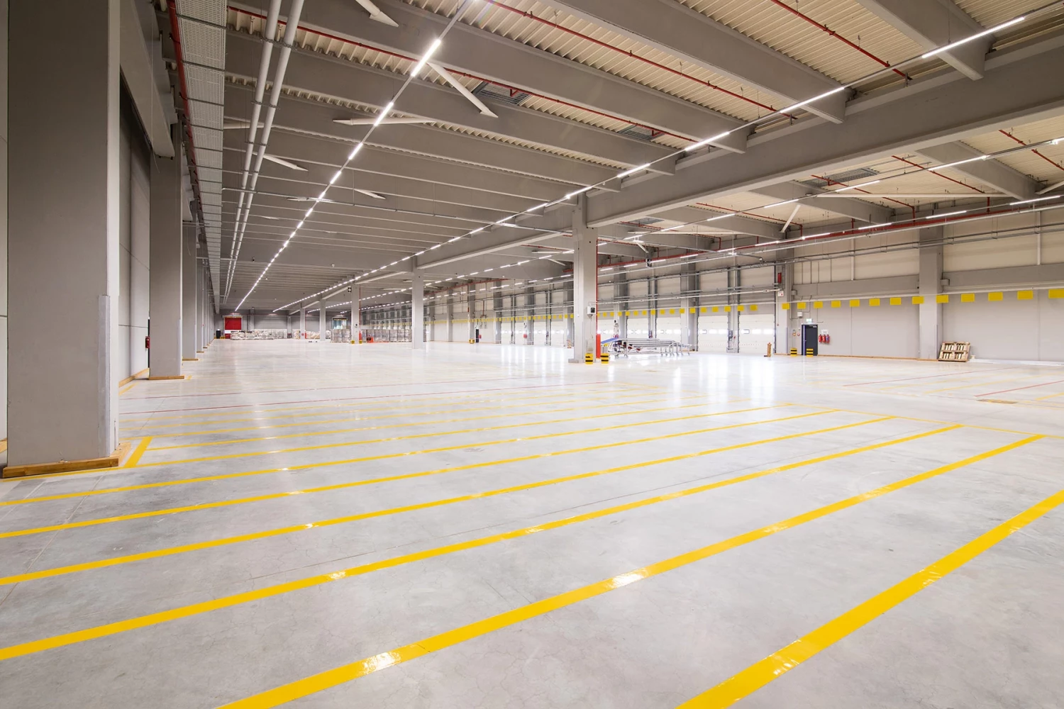 Интериор на складова зала в Kaufland Logistics Base с маркирани логистични зони