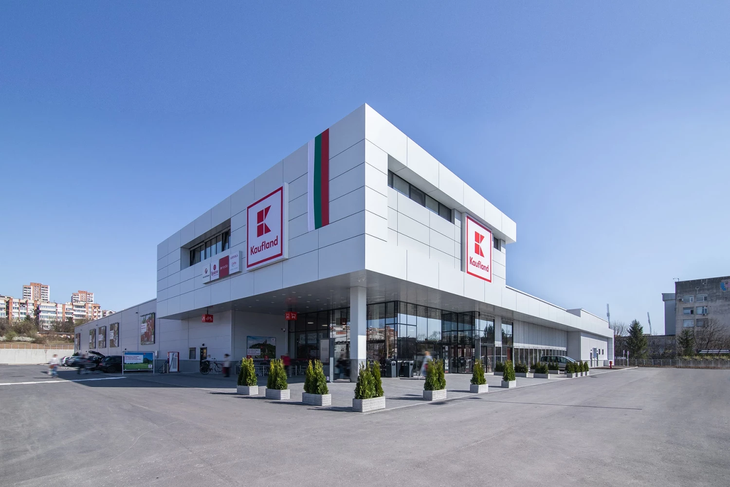 Ъглов изглед към супермаркет Kaufland във Велико Търново и главния вход