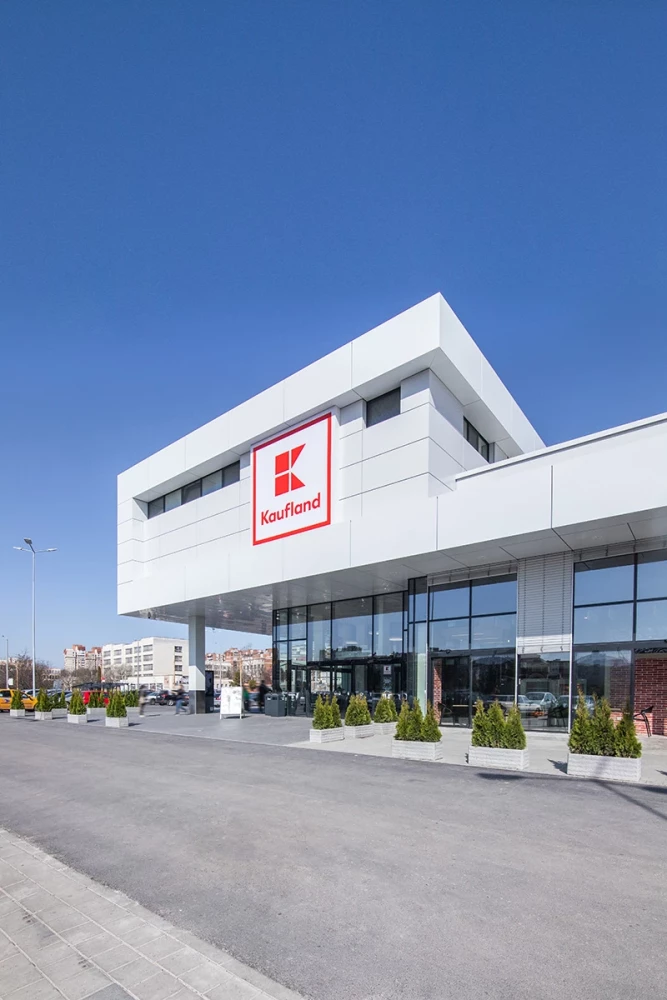 Архитектурен детайл от фасадата на Kaufland с изнесен втори етаж над входа