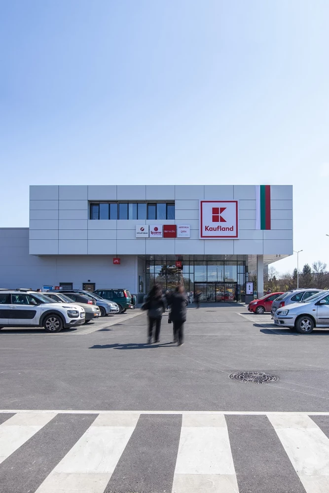 Главна фасада и входна зона на супермаркет Kaufland във Велико Търново