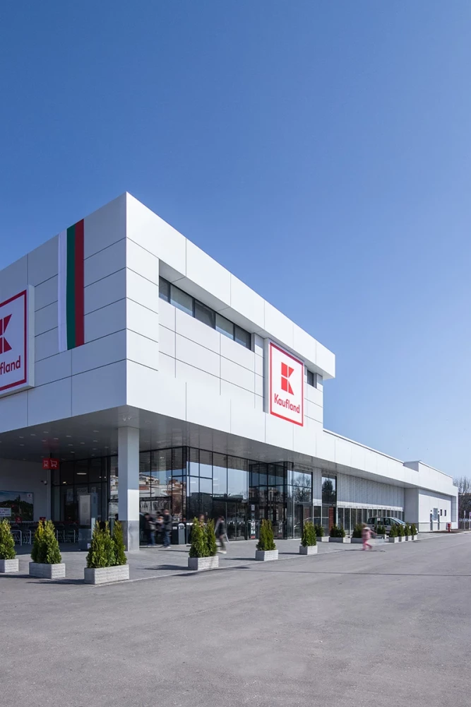 Детайл от бялата фасада и фирменото лого на Kaufland във Велико Търново