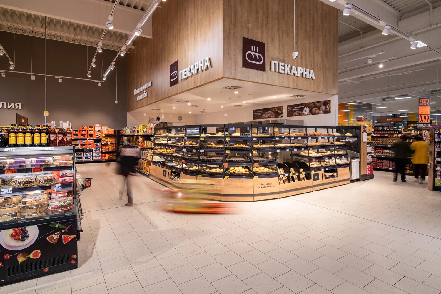 Интериор на търговската зала в Kaufland с ниски стелажи и широки проходи
