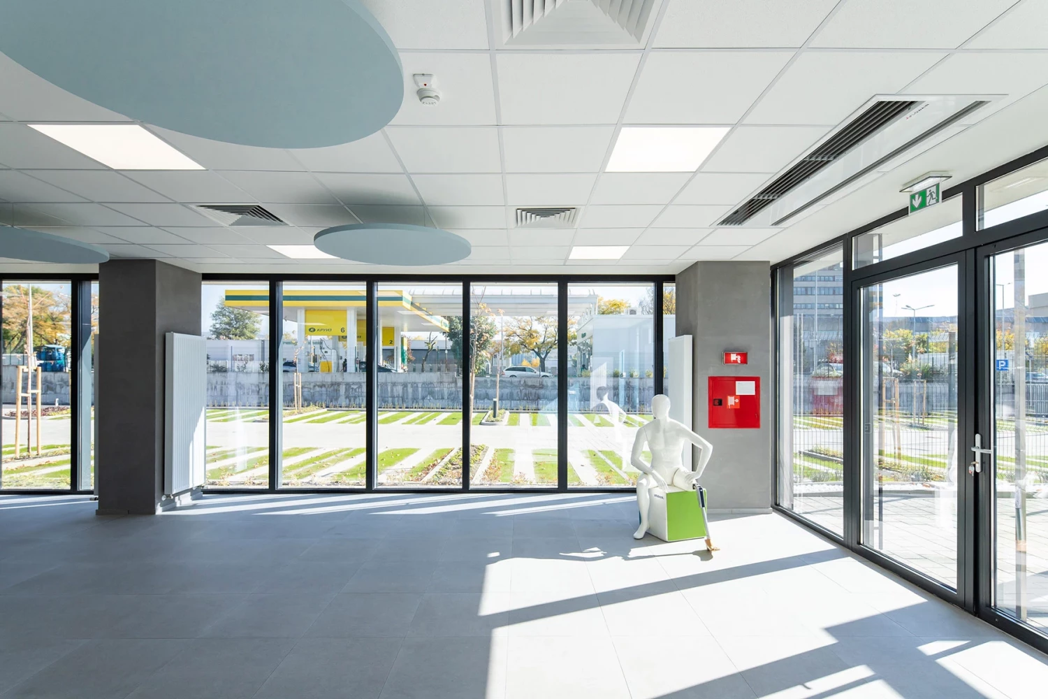 Lounge area with floor-to-ceiling glazing in the Ottobock administrative building