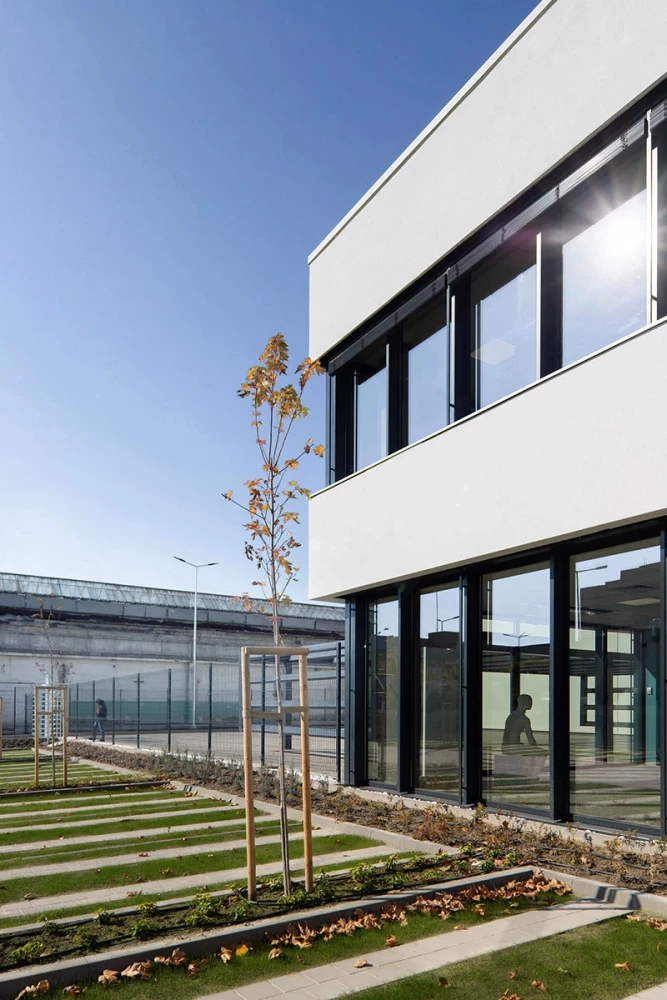 Facade detail of the Ottobock facility with white panels and graphite window frames