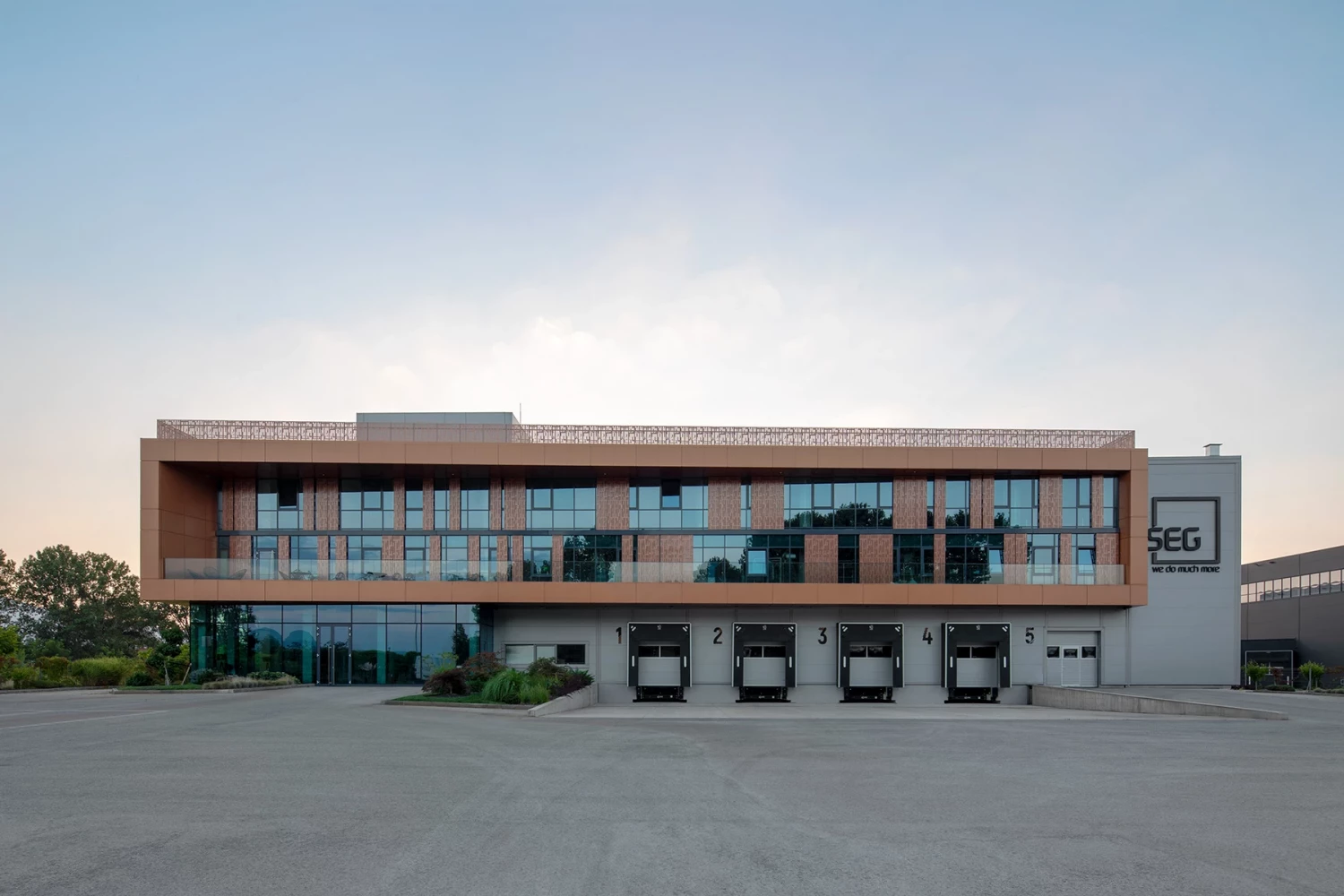 Фронтален изглед към SEG Work & Logistic Hub в Кривина с административна и логистична част