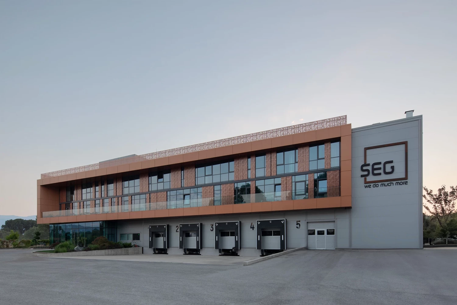 SEG Work & Logistic Hub в Кривина с административна фасада, логистична зона и товарни рампи