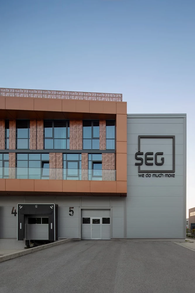 Логистична част на SEG Work & Logistic Hub с товарни рампи и обозначение SEG