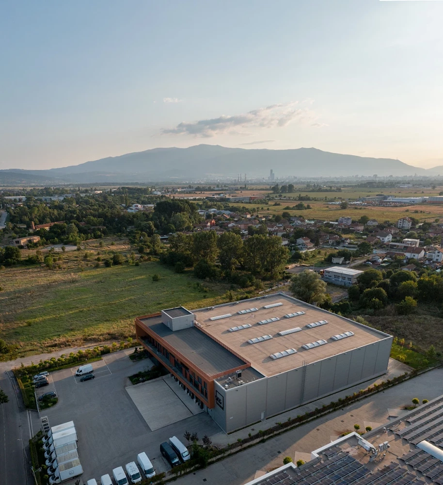 Въздушен изглед към SEG Work & Logistic Hub в Кривина и околната среда