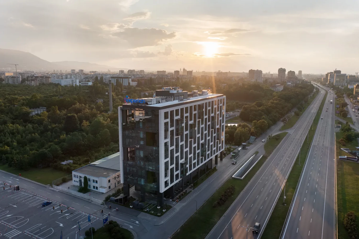 Въздушен изглед към Space Tower и прилежащия булевард в София при залез