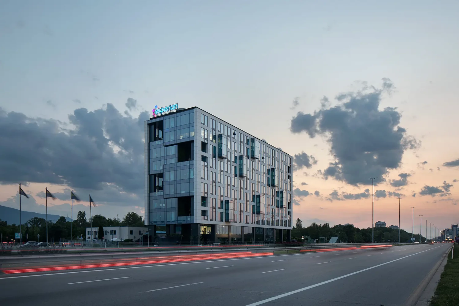 Перспективен изглед към Space Tower в София от прилежащия булевард при залез