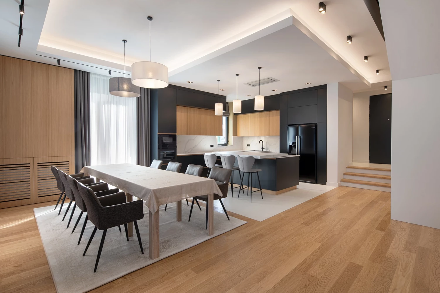 Dining and kitchen area in the SPV house with an open-plan layout and wood flooring