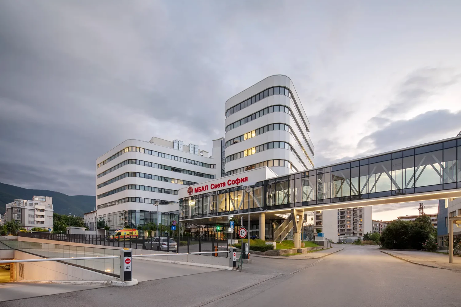 Entrance area of St. Sofia General Hospital with a glazed connection between the hospital buildings
