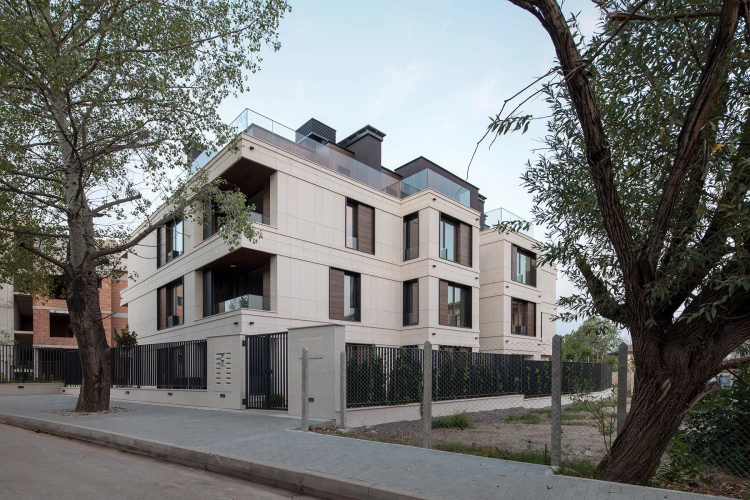 Sunset Garden within the low-rise residential context at the foot of Vitosha Mountain