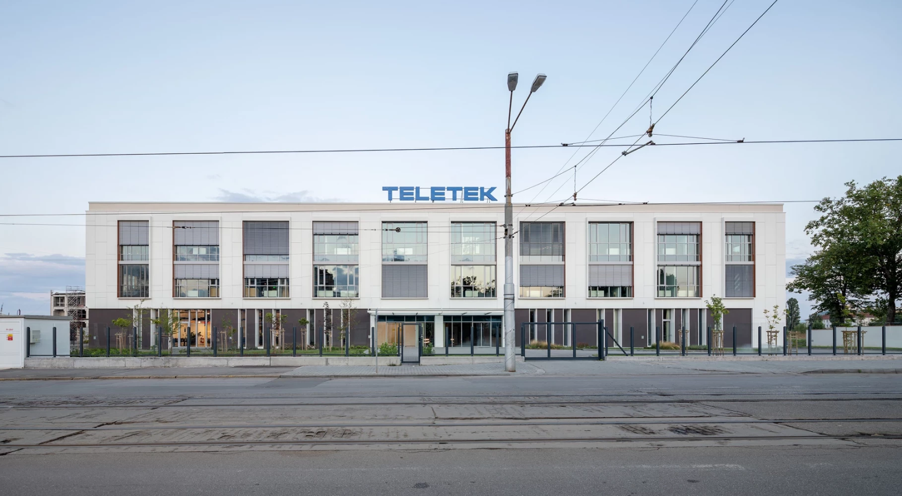 Фронтален изглед към административната сграда на Teletek Electronics в София от улицата