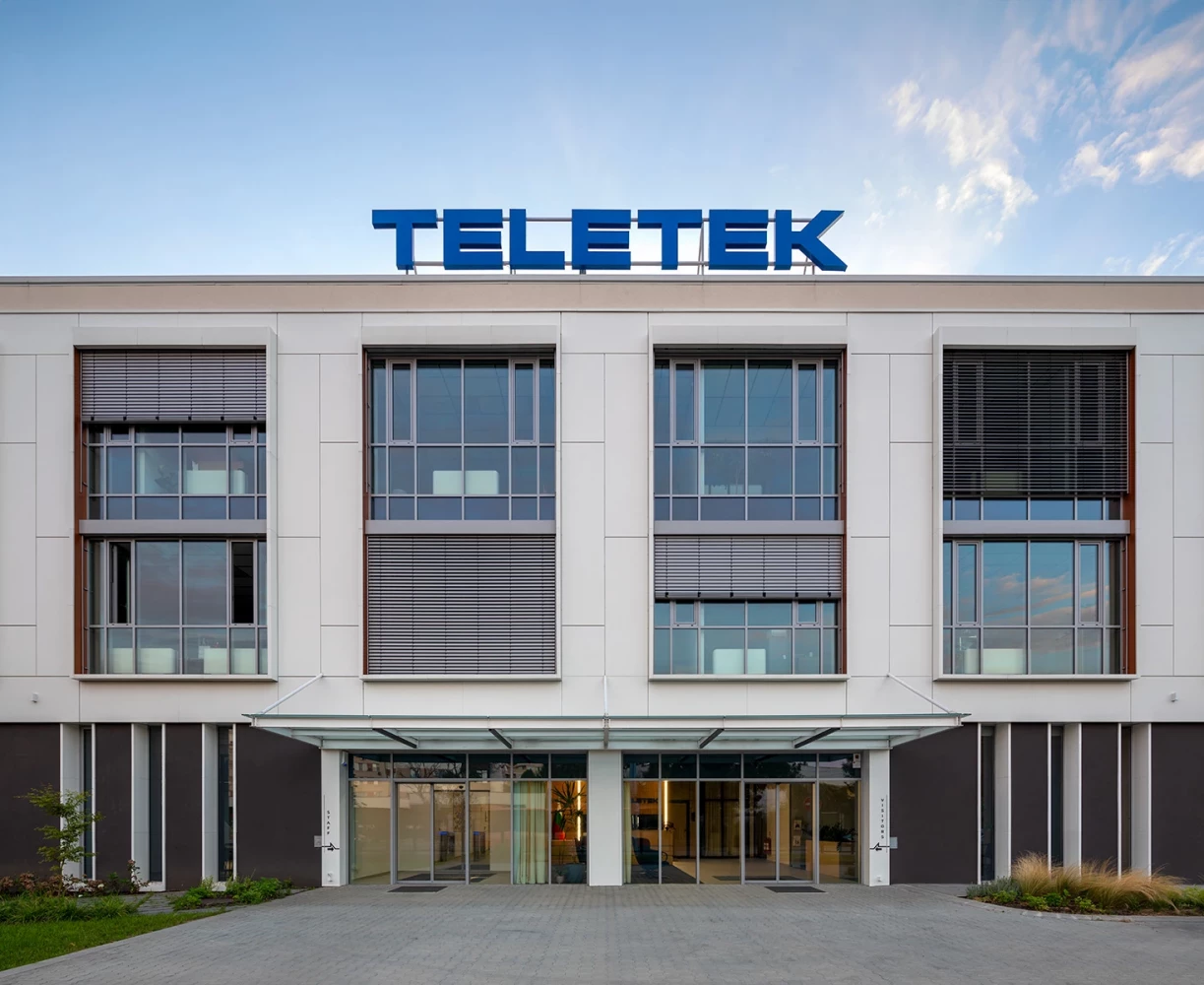 Детайл от фасадата на административната сграда на Teletek Electronics с фирмен надпис