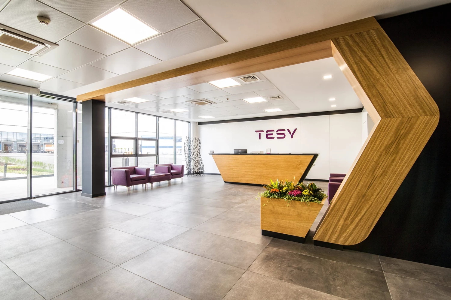 Фоайе в административната част на производствения комплекс TESY с рецепция и дървени елементи
