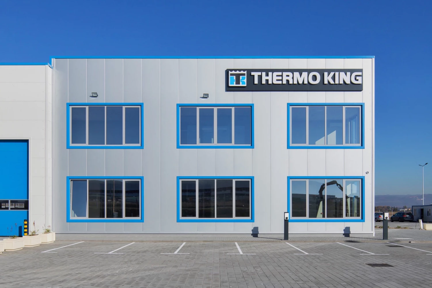 Административна фасада и главен вход на база Thermo King в Божурище