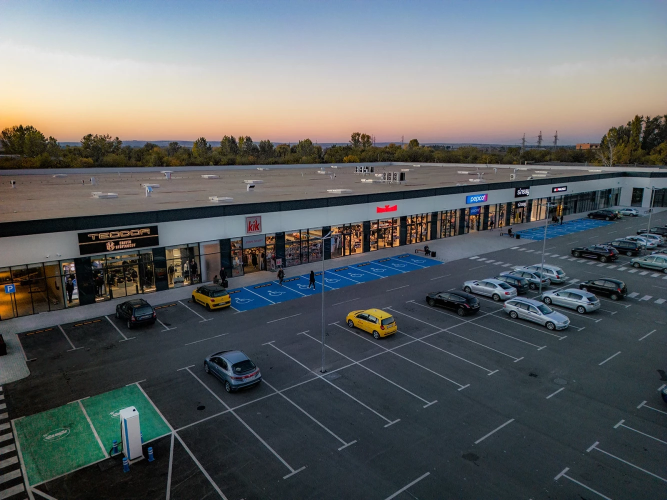 Retail units and central parking area at Vidin Plaza Retail Park