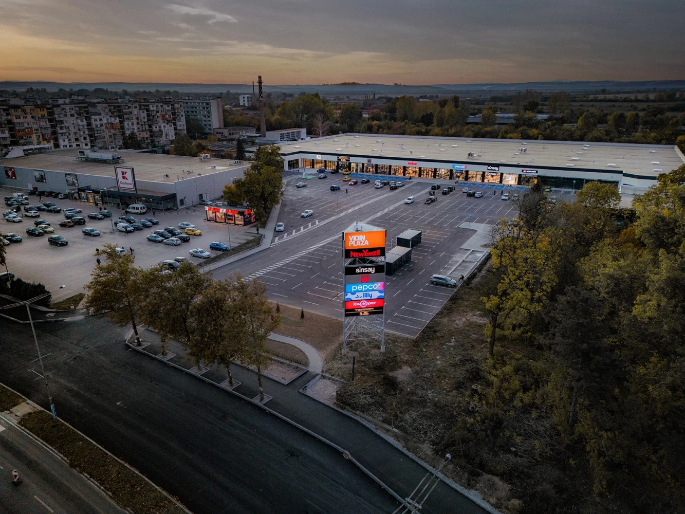 Aerial view of the parking area, entrance, and retail signage at Vidin Plaza