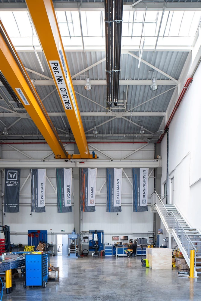 Интериор на сервизния център Wirtgen с 20-тонен мостов кран и ремонтна зона