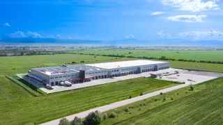 Panoramic aerial view of the FANTASTICO Logistics Center and surrounding green areas