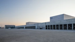 Общ изглед към складовата част и товарните рампи на логистичната база JYSK в Божурище