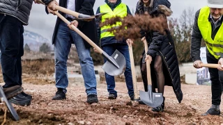 Участници в първата копка на Алея 5 в River Park с церемониални лопати