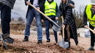 Детайл от церемонията по първата копка на Алея 5 в River Park